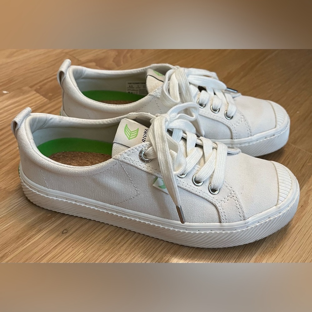 Cariuma OCA Low Off-White Sneakers EUC